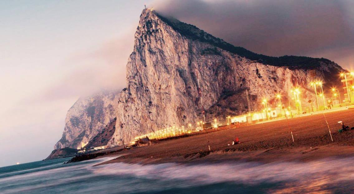 Kinek állnak vigyázzba az oszlopok?