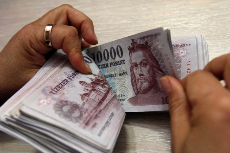 “Elfutottak a bérek Magyarország mellett.“ (2016. 11. 21.)