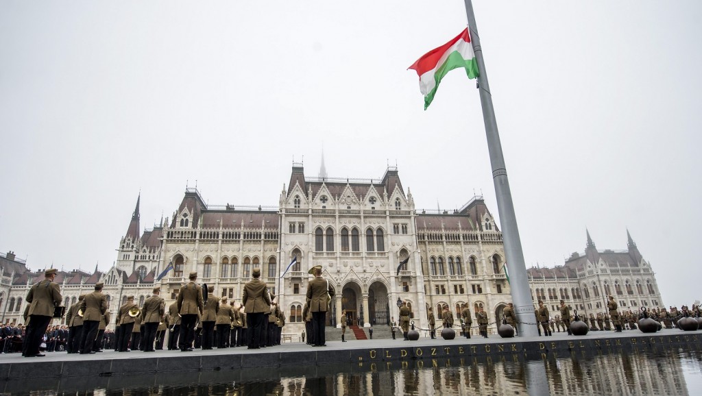 Félárbócra eresztették a nemzeti lobogót a Kossuth téren. (Hangoló 2017. 01. 23.)