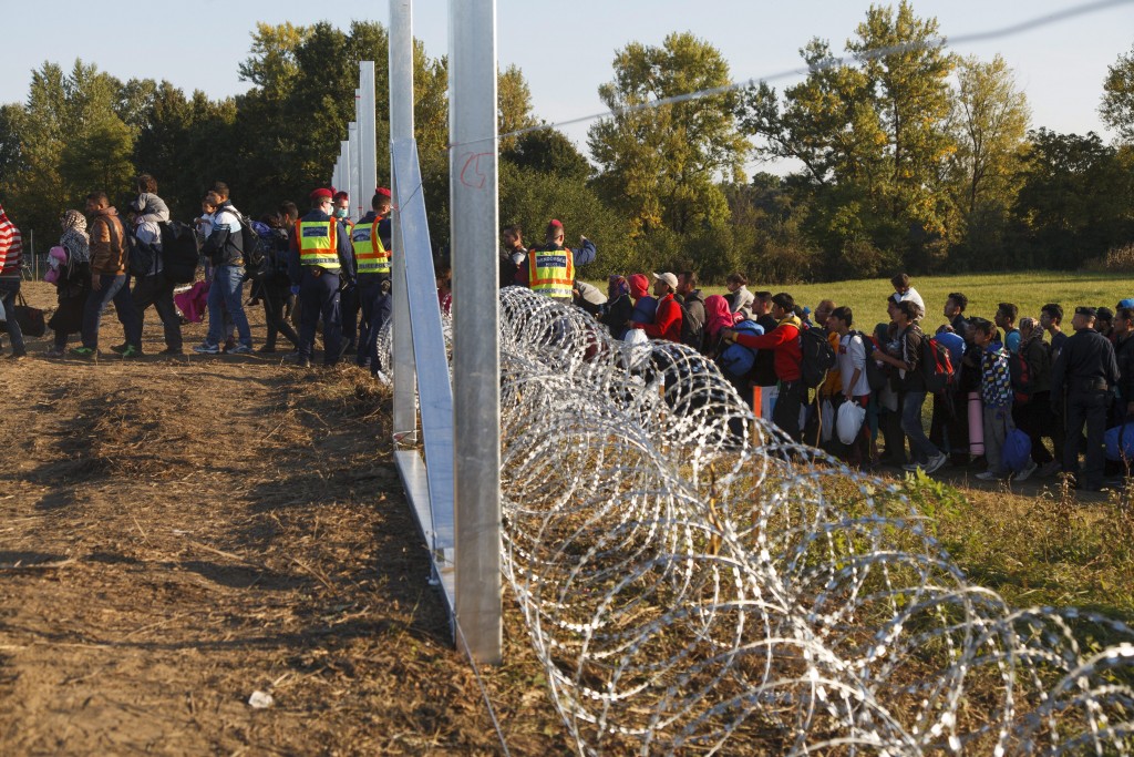 Nem kell új eljárást alkotni a menekültek családegyesítésére. (Hangoló 2017. 06. 21.)
