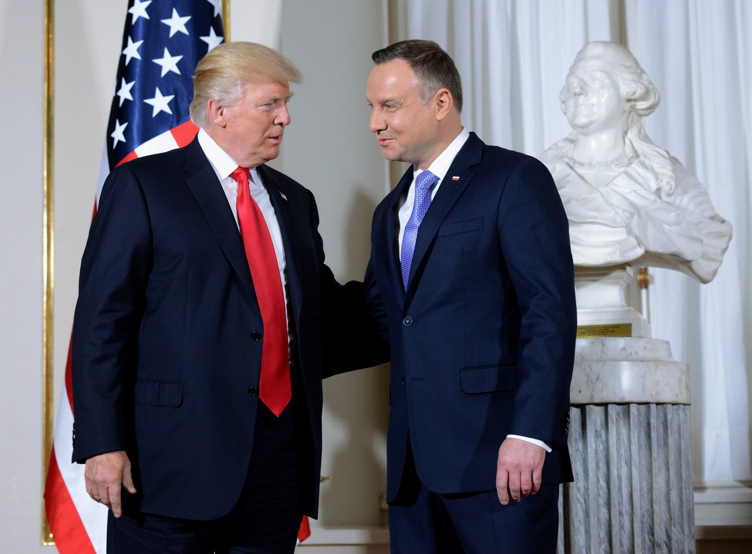 „A kapitalista terjeszkedést és a demokrácia terjesztést kéz a kézben műveli az Egyesült Államok.” (Hangoló 2017. 07. 07.)