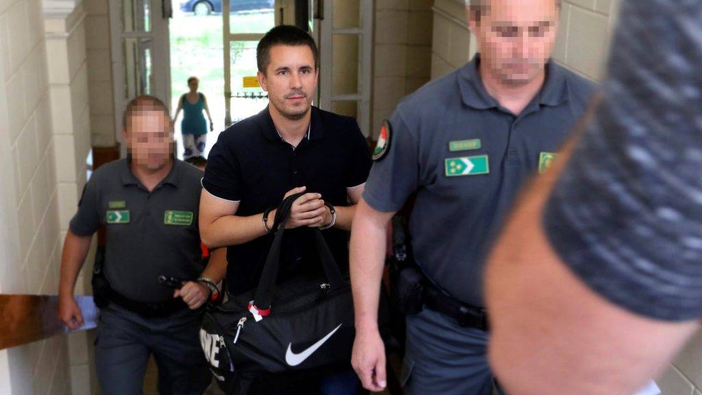 Elhagyhatja az országot Czeglédy Csaba? (Hangoló 2018. 02. 27.)