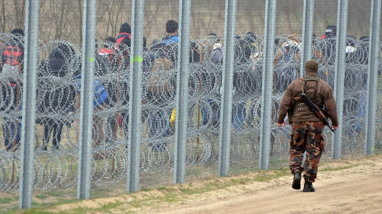 Szükség van a migrációellenes alkotmánymódosításra (Hangoló 2018. 05. 08.)