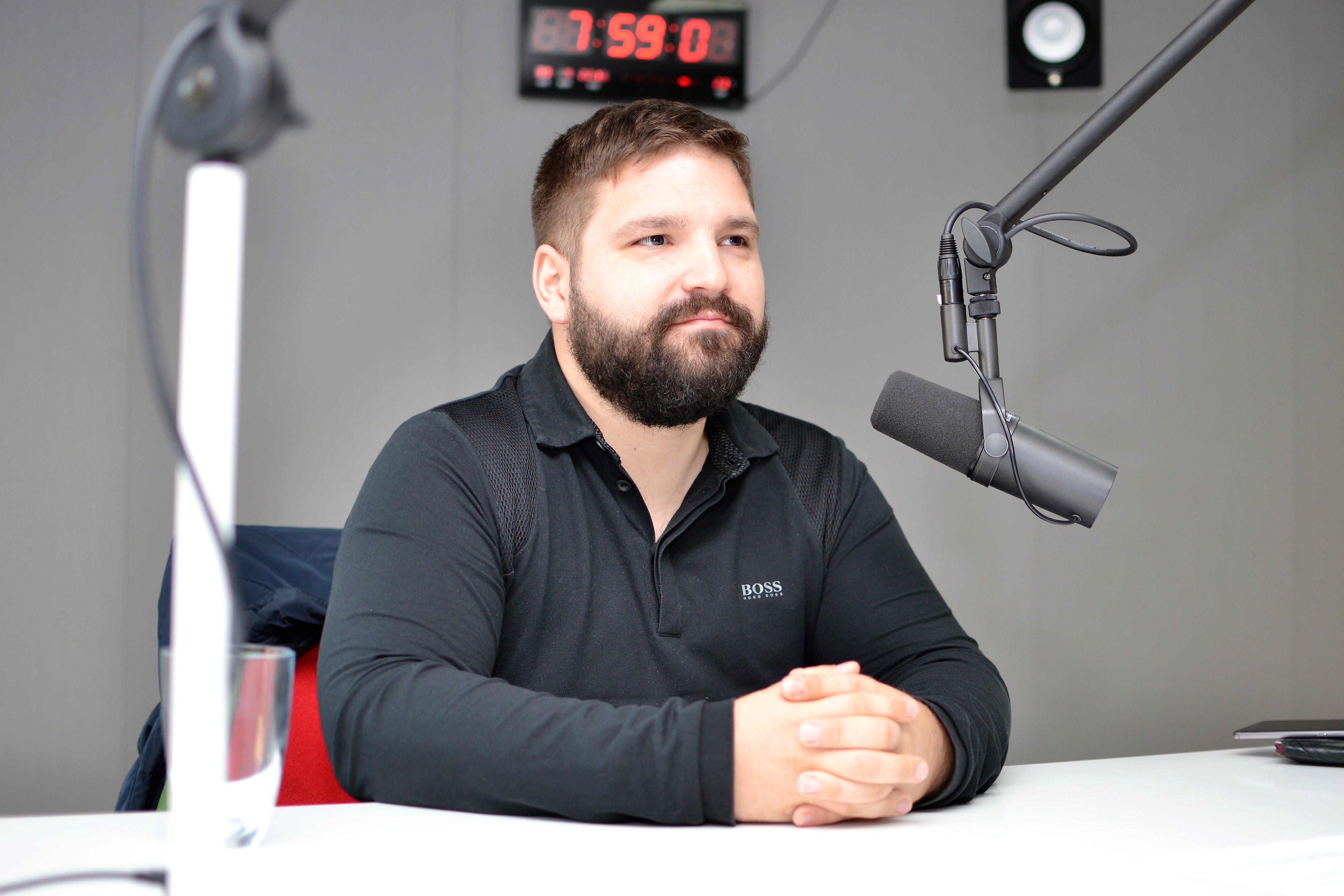 Újabb üres szék az NESZ kerekasztalánál (Hangoló 2018. 11. 01.) - Karc FM
