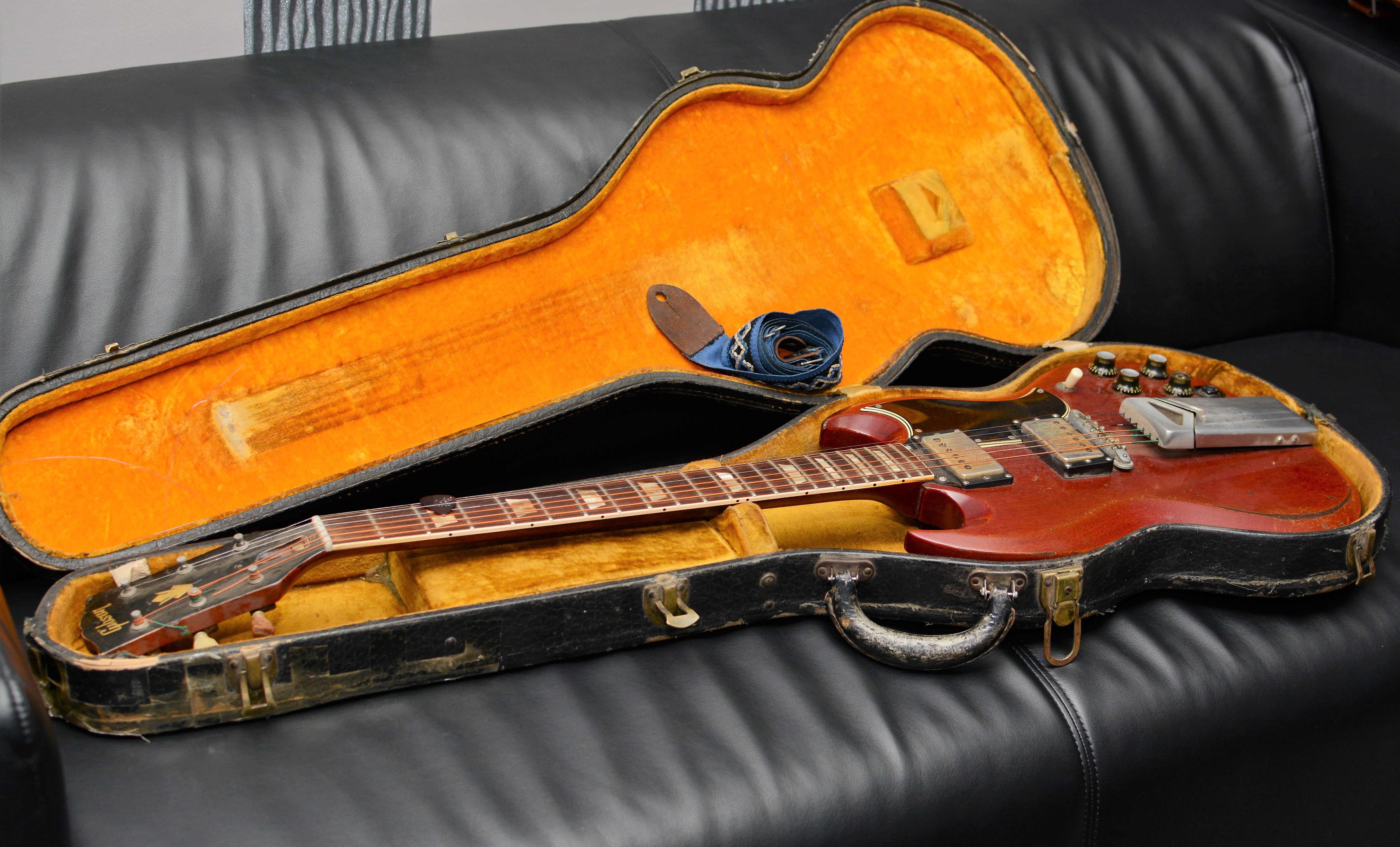 Bemutatják Radics Béla gitárját (Hangoló 2019. 04. 03.)