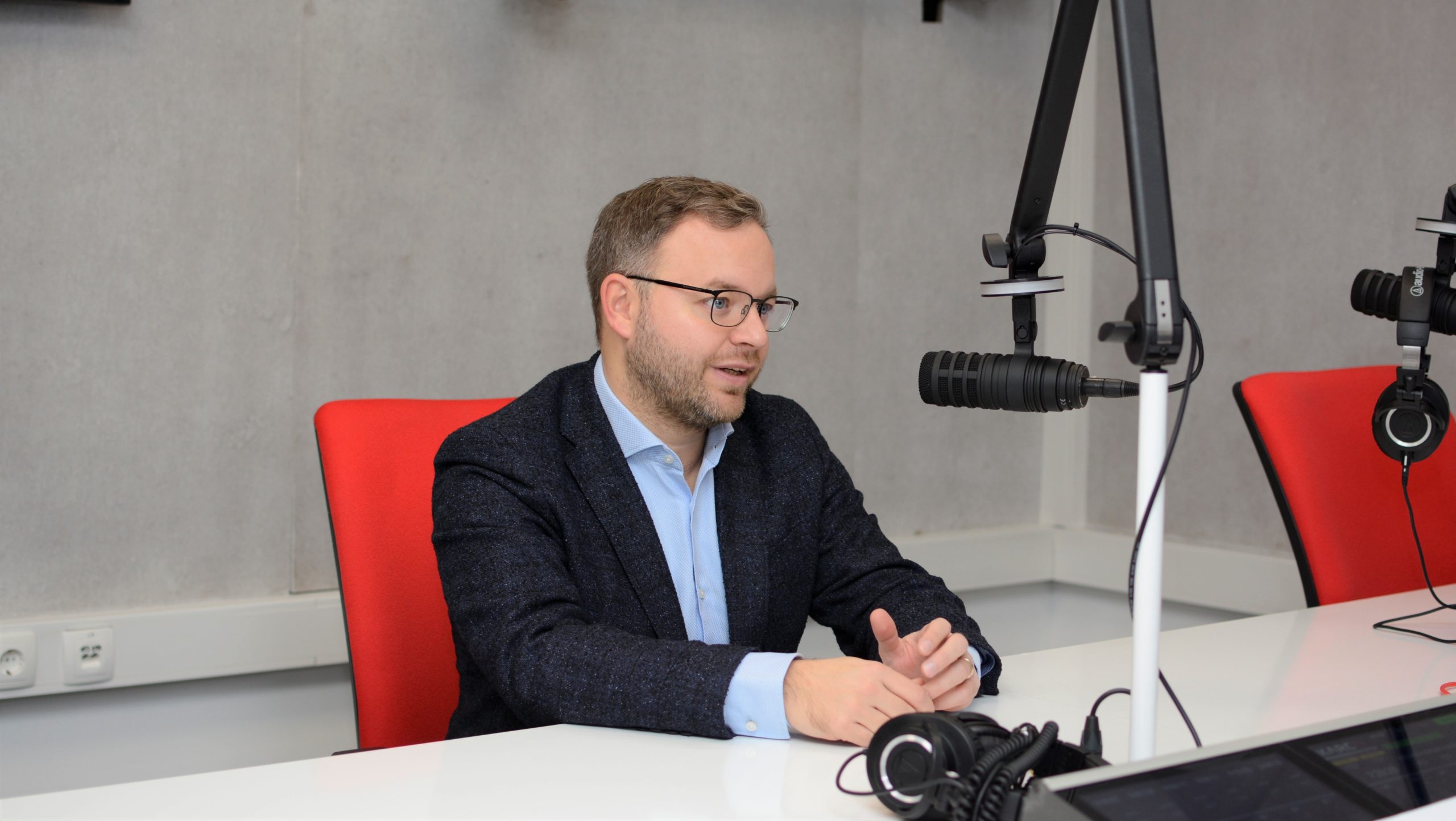 „Nem tehetjük le a fegyvert az identitás-háborúban" (Hangoló 2021. 11. 29.) - Karc FM