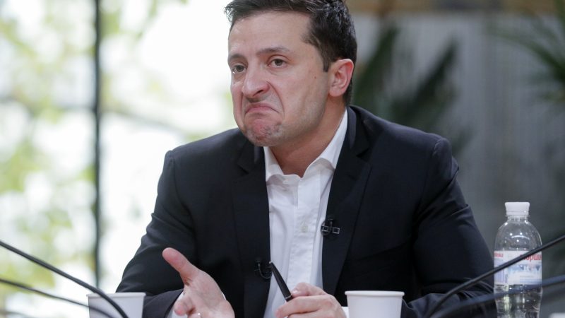 A nyugat számára is kezd terhessé válni Zelenszkij "társasága" (Hangoló 2022. 04. 08.)