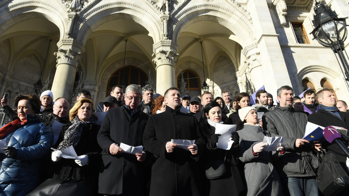 Túl sok párt próbál megélni az ellenzéki választókból (Hangoló 2022. 05. 04.)