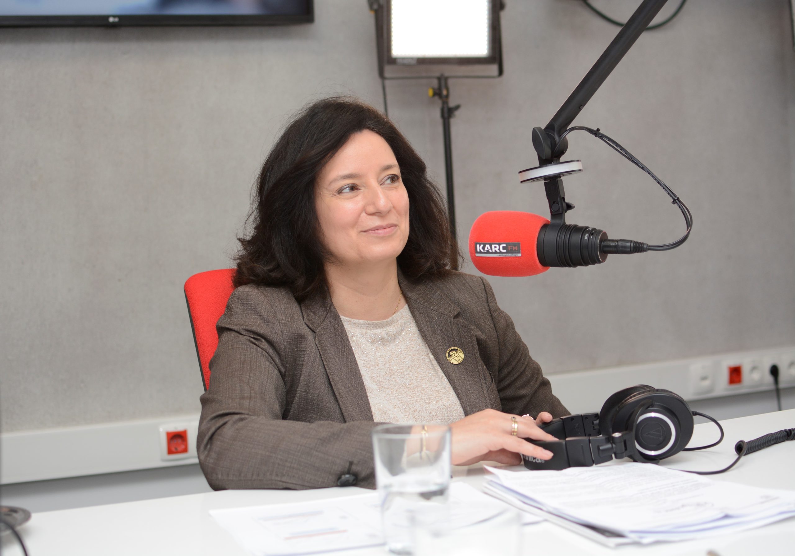 Csak a politikai szemellenző nem engedi látni a magyarok önzetlenségét (Hangoló 2022. 05. 06.)