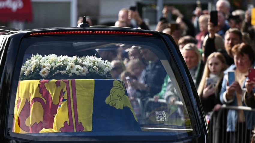 Minden virágcsokor emlékhellyé válik (Hangoló 2022.09.19.)