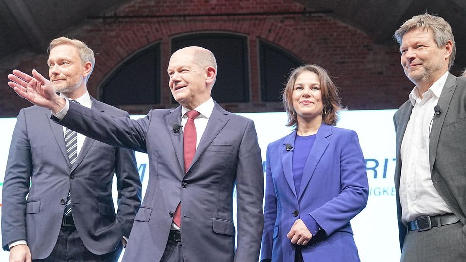 A német zöldek a háttérből figyelik, hogy ég a ház (Hangoló 2022.10.25.)