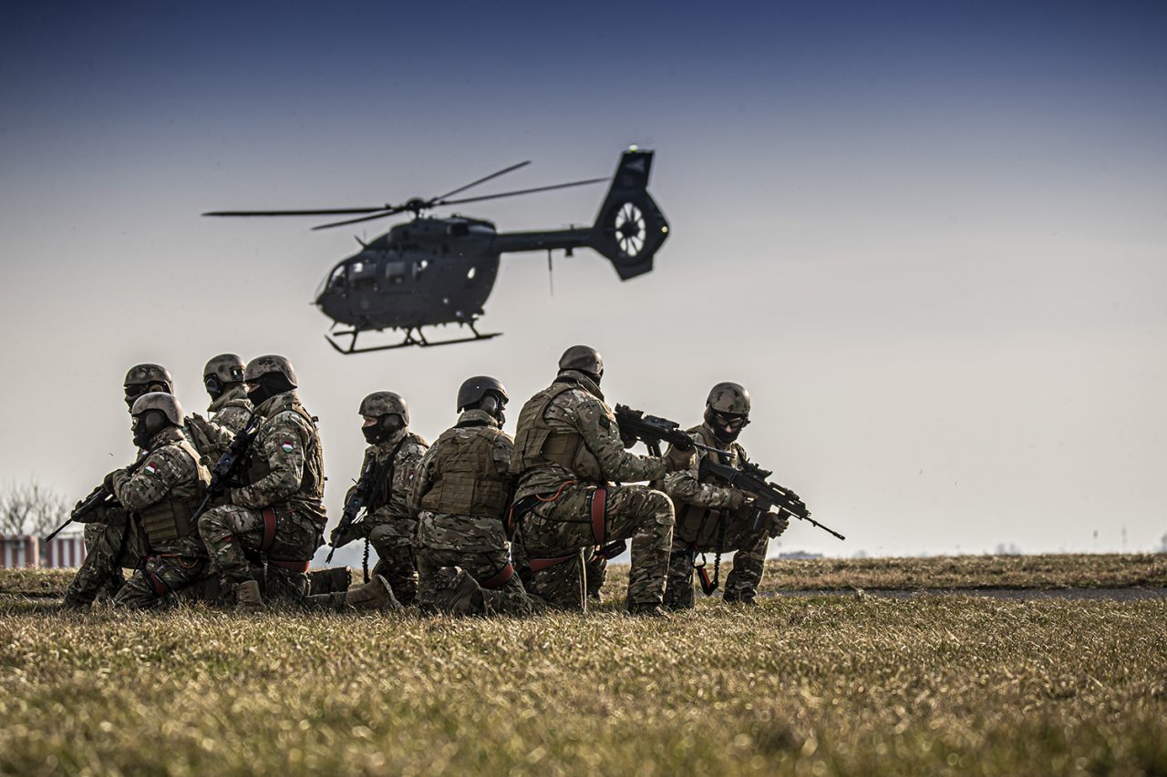 Drága lenne most elkezdeni a haderőfejlesztést (Hangoló 2022.11.28.)