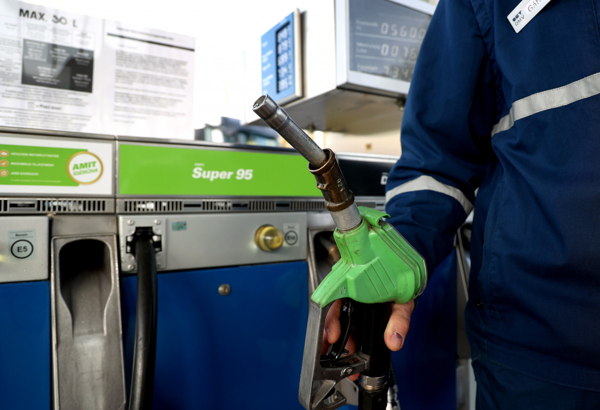 Fontos a benzinkutak sorsa, de még fontosabb a családoké (Hangoló 2022.12.09.)