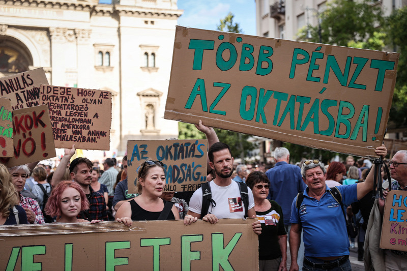 Ellenzéki karmesterek hergelnek tanárt és diákot (Hangoló 2022.12.09.)