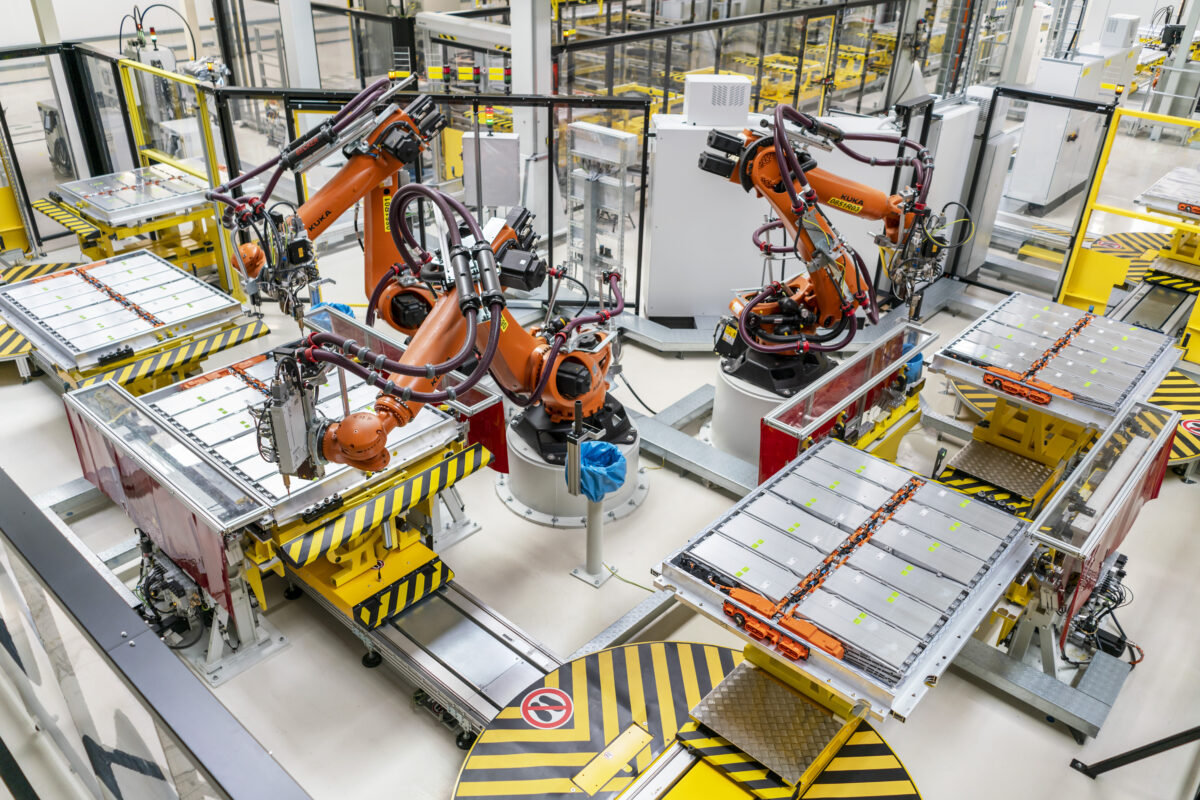 El kell tűnnie a politikának az akkumulátorgyártás kérdéséből! (Hangoló 2023.01.30.)