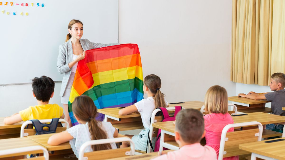 A küszöb alatt kúszik be az iskolákba az érzékenyítés (Hangoló 2023.01.30.)